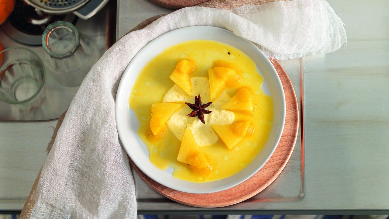Receita de sopa de amêndoa doce com abacaxi e frutas cítricas