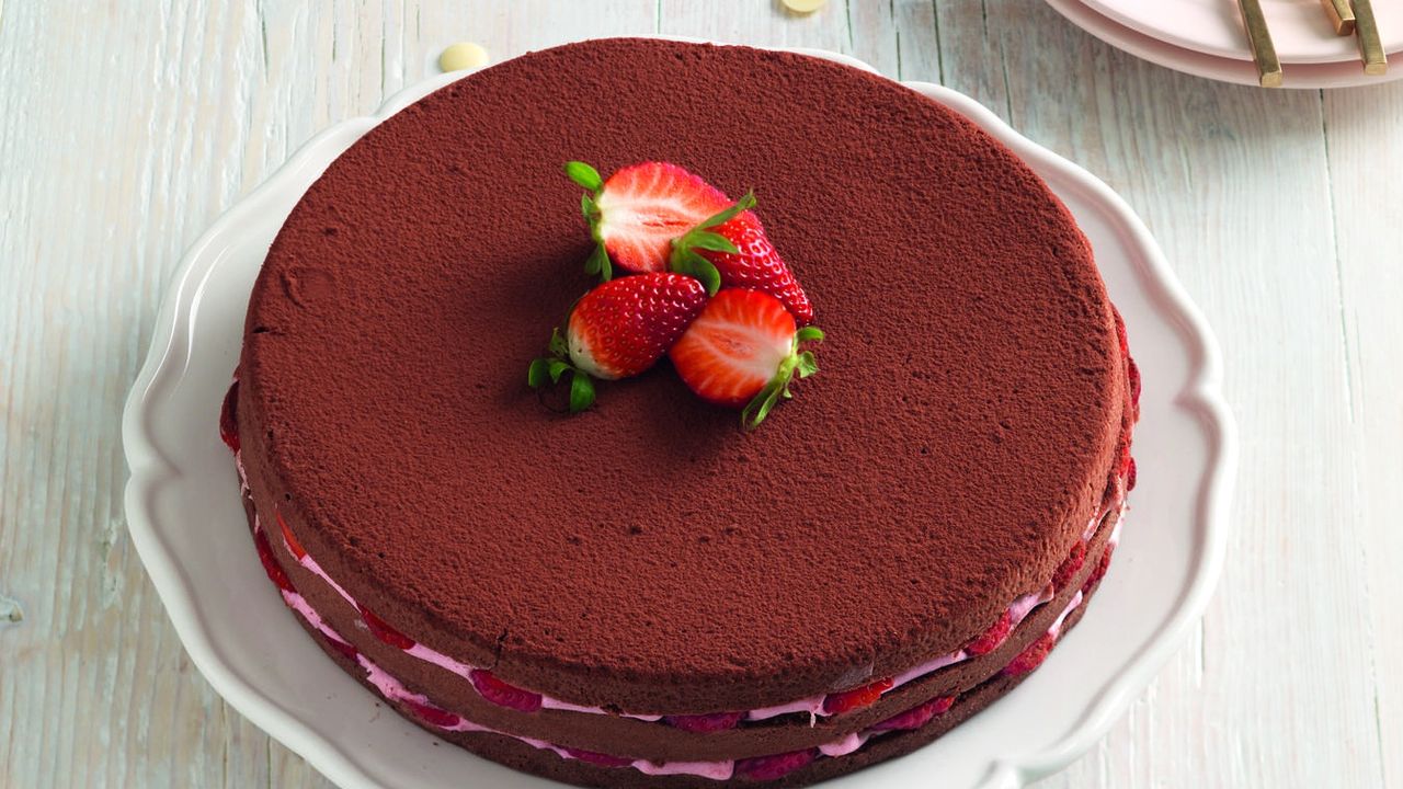 Receita de bolo de cacau com morangos