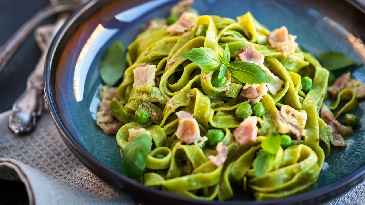 Macarrão cremoso com ervilhas: e travesseiro: receita de primavera