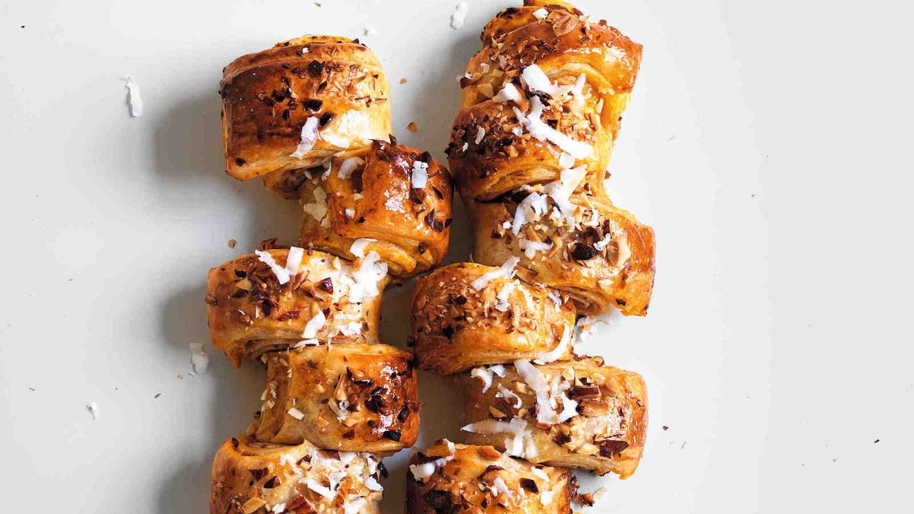 Rolo de rolo de massa folhada com pesto com trapani e ricota saborosa