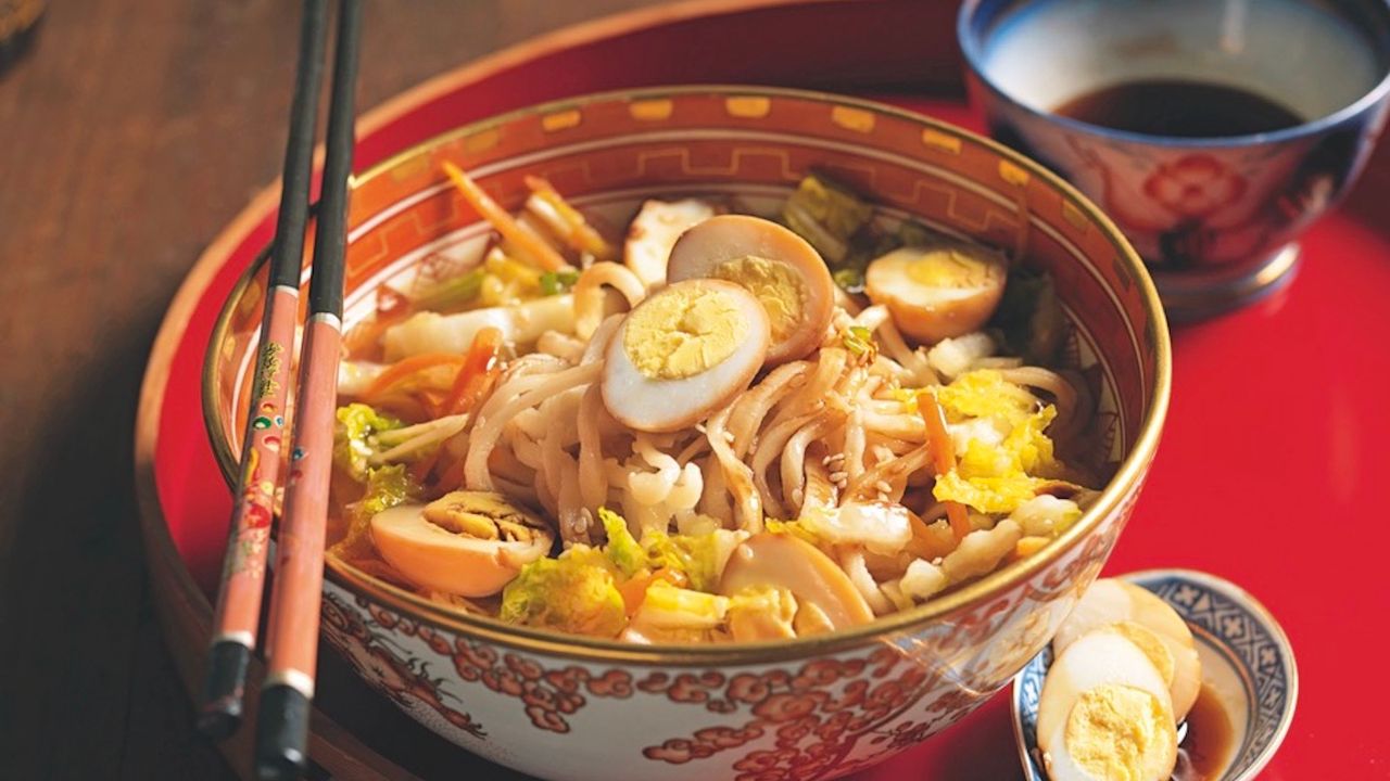 Receita de sopa de macarrão com repolho chinês e ovos de codorna