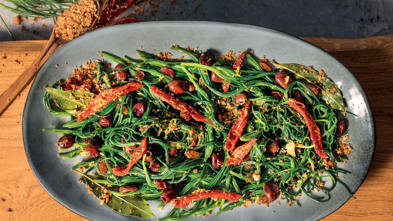 Receita agretti em uma panela com tomates e azeitonas secas
