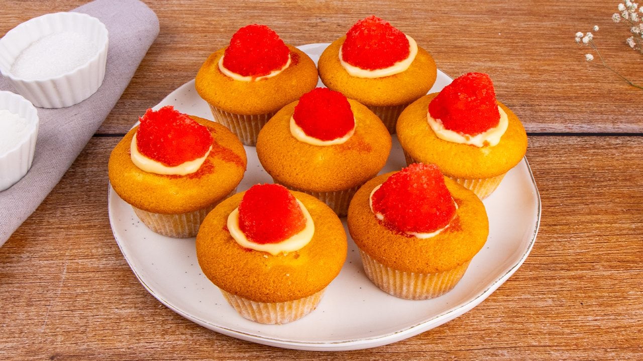 A receita para bolos macios e gananciosos com creme