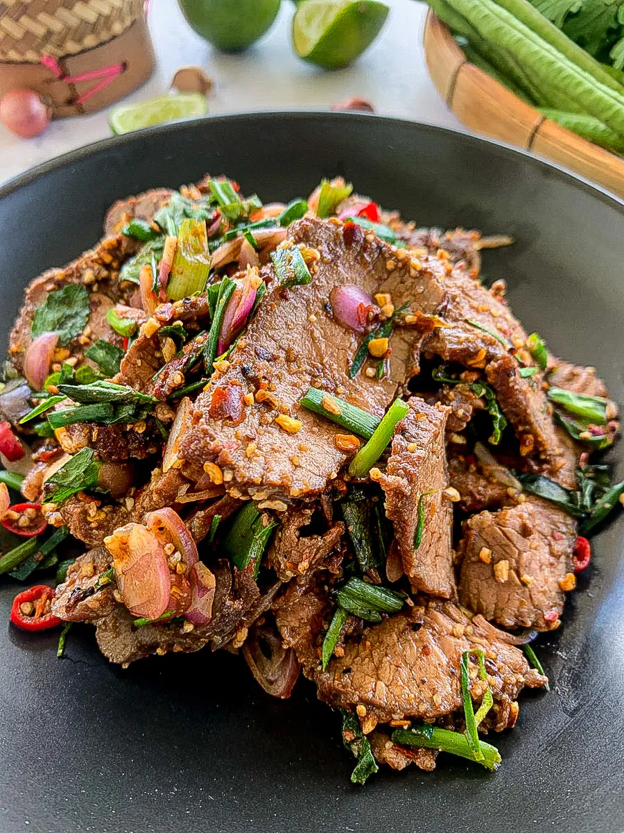 Receita de carne bovina Easy Nam Tok (salada de carne grelhada tailandesa)