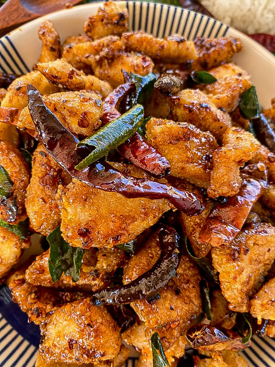 Receita fácil do PRIK PRIK HAENG (frango crocante picante tailandês)