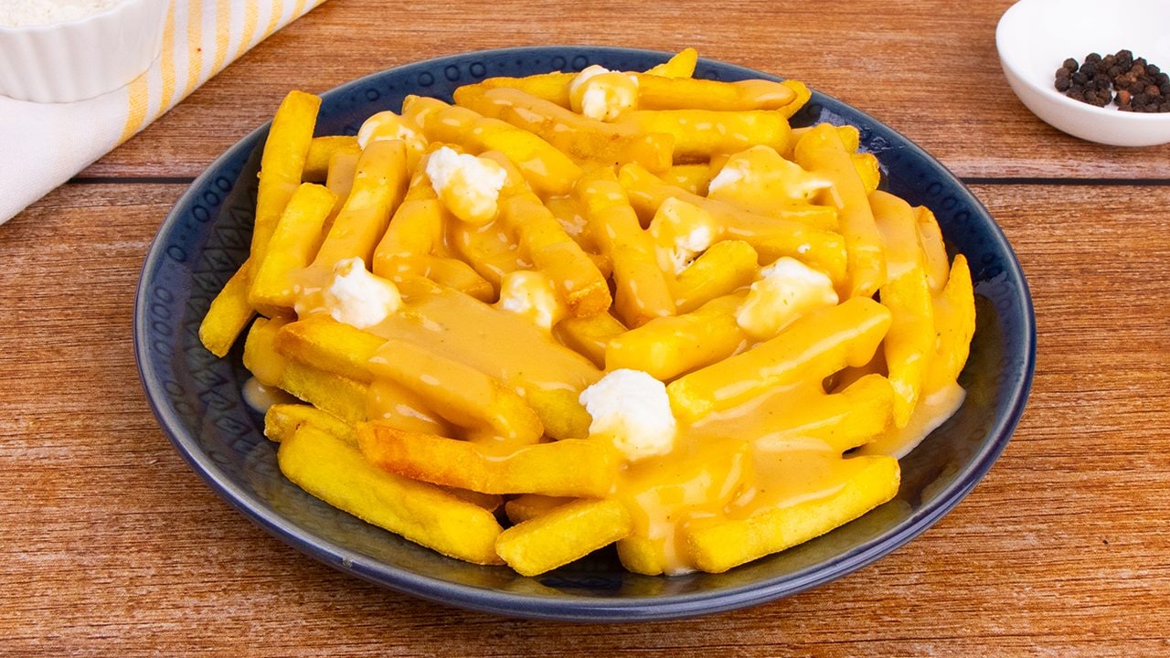 A receita do prato canadense típico baseado em batatas fritas, molho de cascalho e queijo