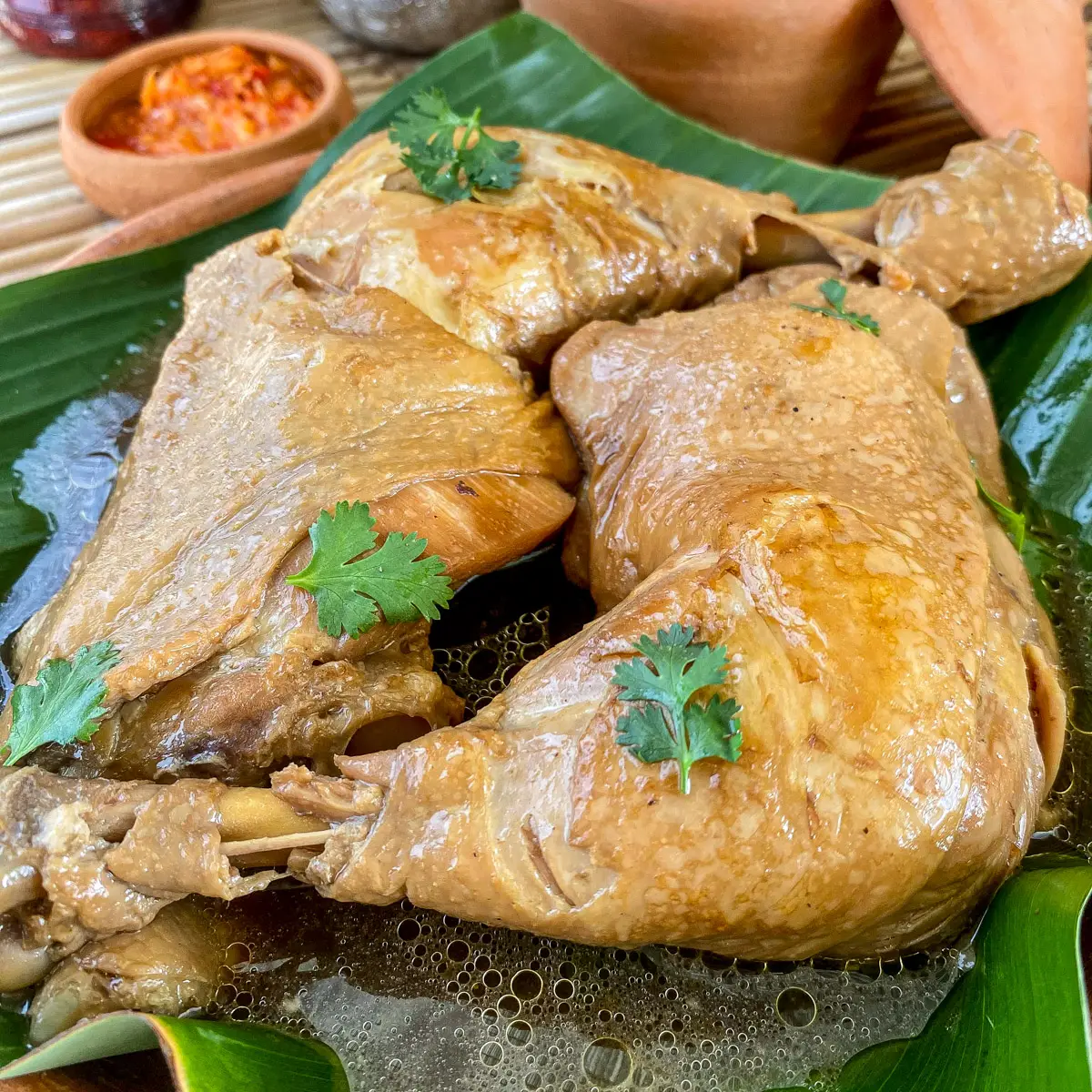Frango cozido tailandês com molho de peixe (Kai Tom Nam Pla)