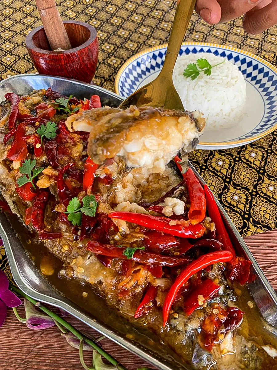 Peixe frito tailandês com molho de tamarindo