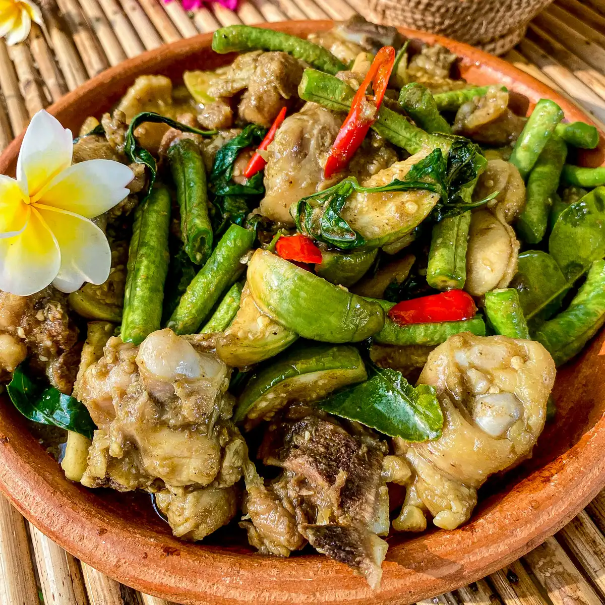 Receita de frite curry verde tailandês com frango