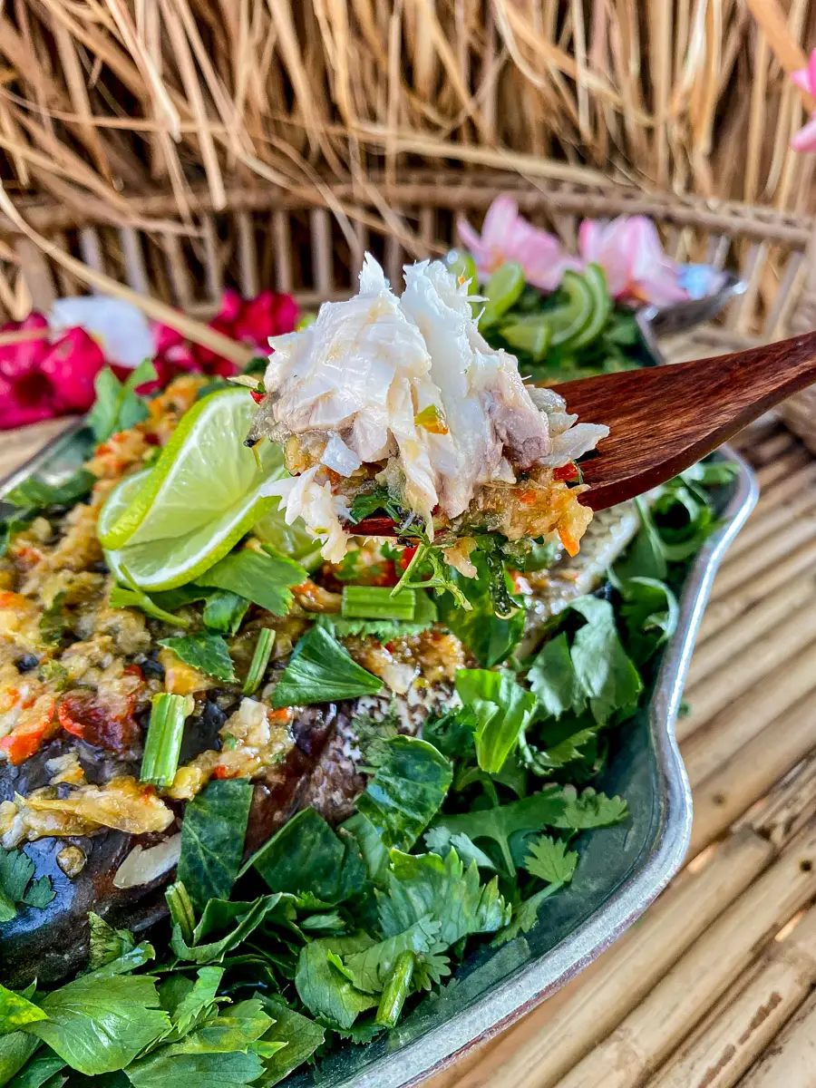 Receita de peixe fáceis no vapor tailandês com limão e alho